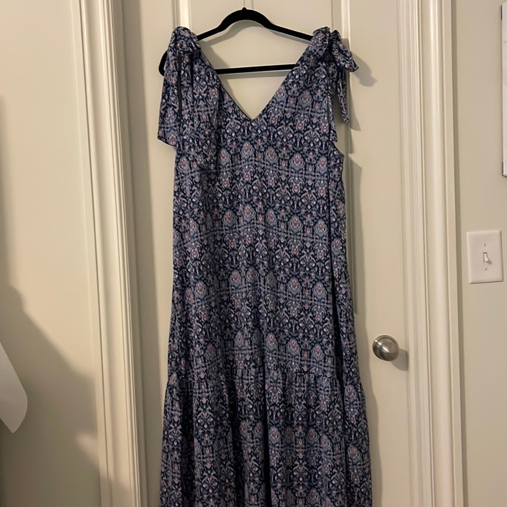 Banana Republic maxi with tie shoulders - silky material